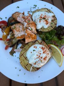 Lachsfilet auf mediterrane Art im Gleis Drei Duisburg