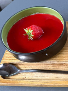Panna Cotta mit Erdbeeren im Gleis Drei Duisburg